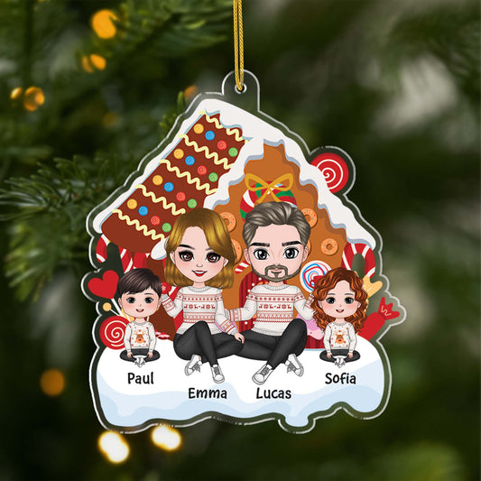 1558OGE1 personalisiertes niedliche familie sitzt am weihnachtslebkuchenhaus ornament_63eb792c 60f5 455d af30 becd2ed33a8e