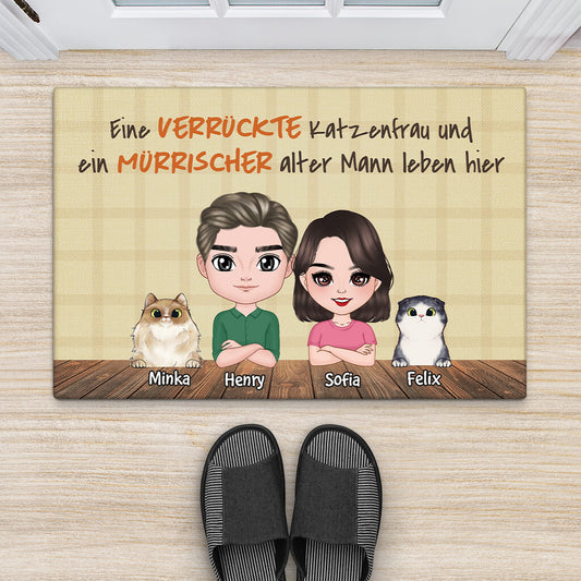 2906DGE2 eine verruckte katzenfrau und ein murrischer alter mann leben hier personalisierte fussmatte fur katzenliebhaber