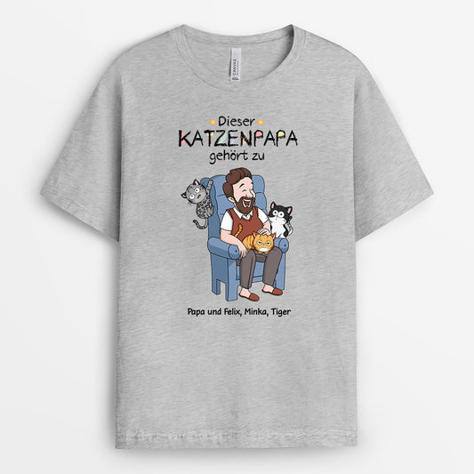 3582AGE2 die katzenmama gehort zu die frau sitzt inmitten einer katzengruppe personalisiertes t shirt fur katzenliebhaberin_246ccf0f bfd7 41cb 97da 54bf6be73fb0