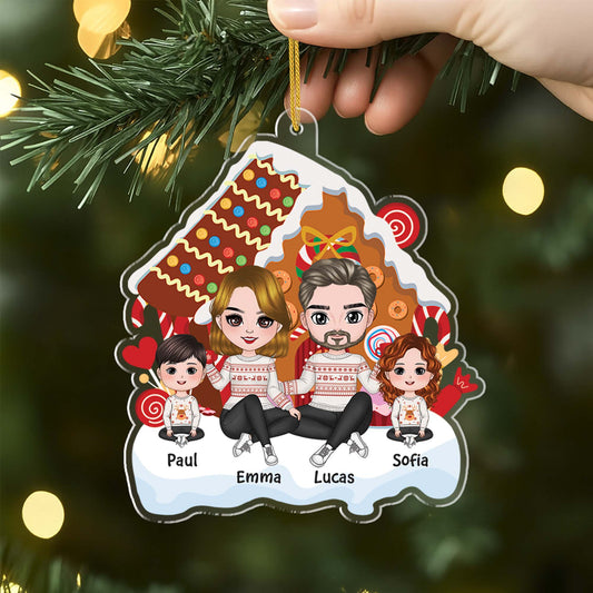 1558OGE2 personalisiertes niedliche familie sitzt am weihnachtslebkuchenhaus ornament_030402b2 4664 437b 967d 300c73d4f393