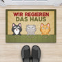 3408DGE2 wir regieren das haus  personalisierte fussmatte fur tierliebhaber im retro stil