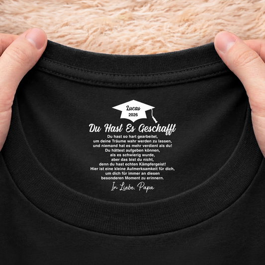 8938AGE2 du hast es geschafft personalisierte geschenke abschluss  schwarzes t shirt nackenlabel drucken sohn tochter 8938aa8haa