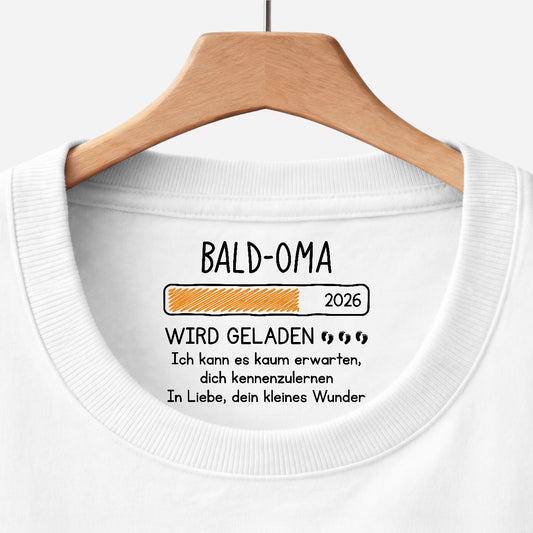 9106AGE1 bald oma weisses t shirt personalisiert nackenlabel drucken werdende mama oma werdender papa opa 9106aa8l5a